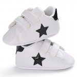 Βρεφικά παπουτσάκια αγκαλιάς με ραμμένο αστέρι και διπλό βέλκρο, λευκό - μαύρο